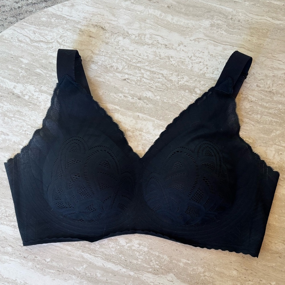 Black wireless, soft lace bra